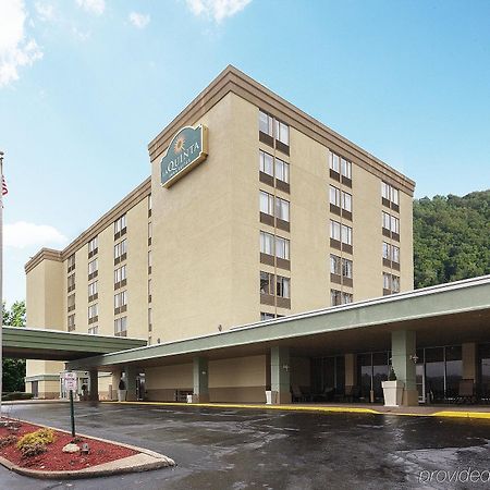 La Quinta Inn & Suites Pittsburgh North McCandless Township Exterior photo