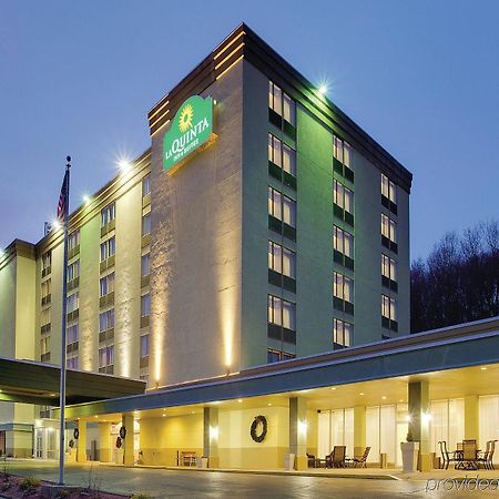 La Quinta Inn & Suites Pittsburgh North McCandless Township Exterior photo