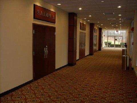 La Quinta Inn & Suites Pittsburgh North McCandless Township Exterior photo