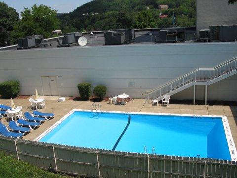 La Quinta Inn & Suites Pittsburgh North McCandless Township Exterior photo