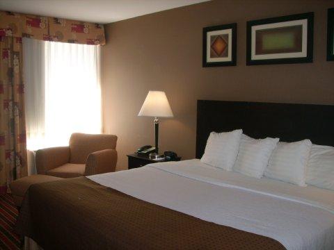 La Quinta Inn & Suites Pittsburgh North McCandless Township Exterior photo