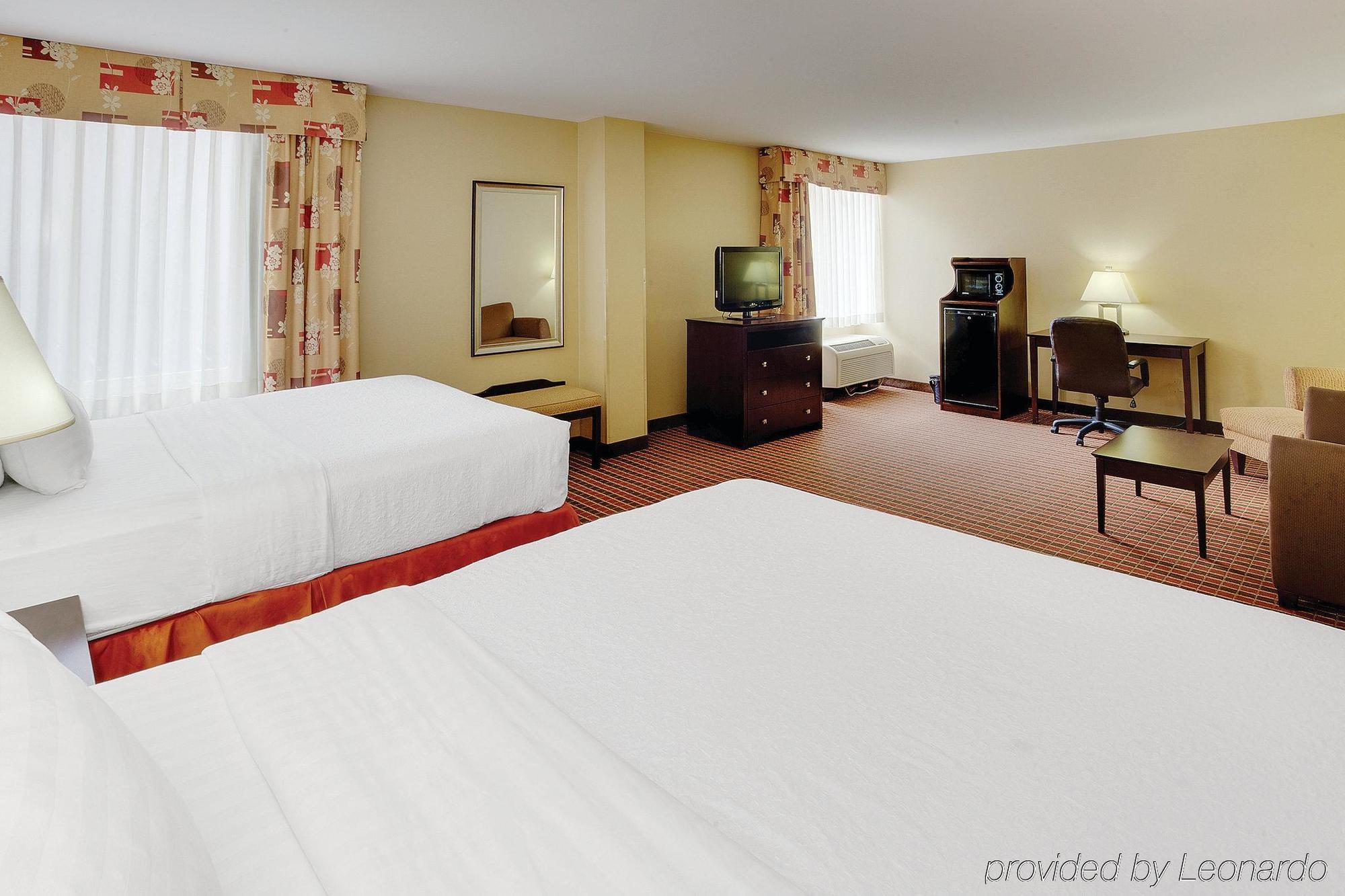 La Quinta Inn & Suites Pittsburgh North McCandless Township Exterior photo
