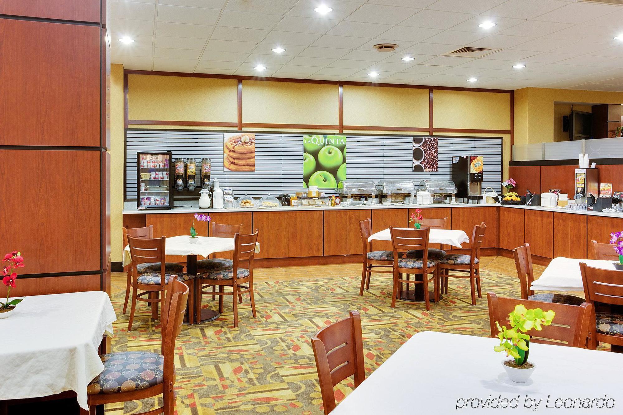 La Quinta Inn & Suites Pittsburgh North McCandless Township Exterior photo