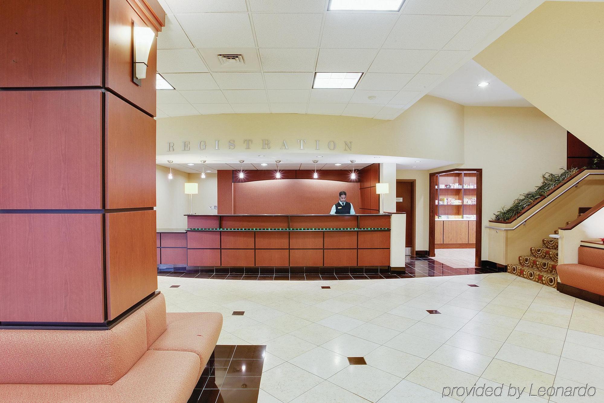 La Quinta Inn & Suites Pittsburgh North McCandless Township Exterior photo