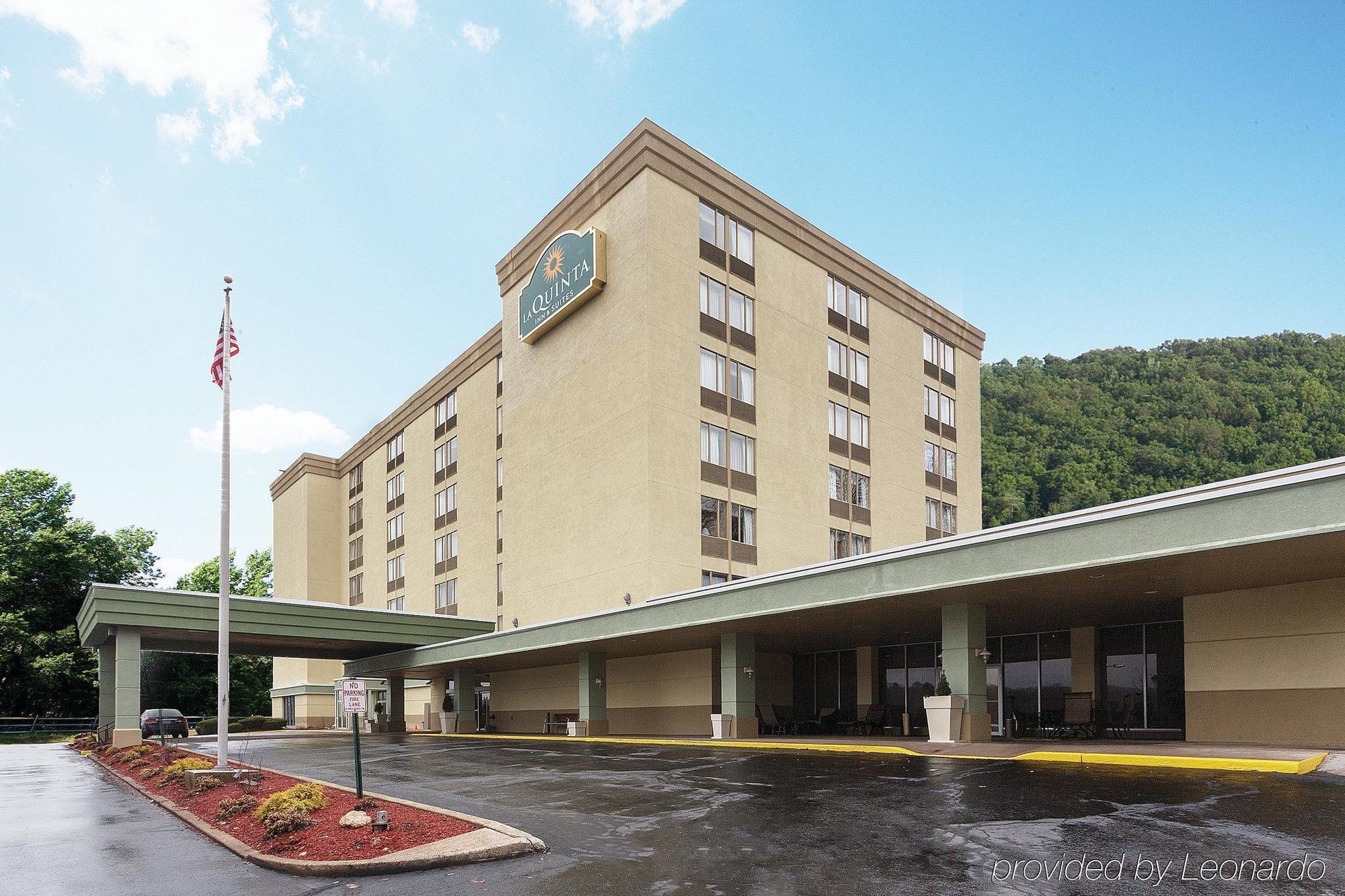 La Quinta Inn & Suites Pittsburgh North McCandless Township Exterior photo