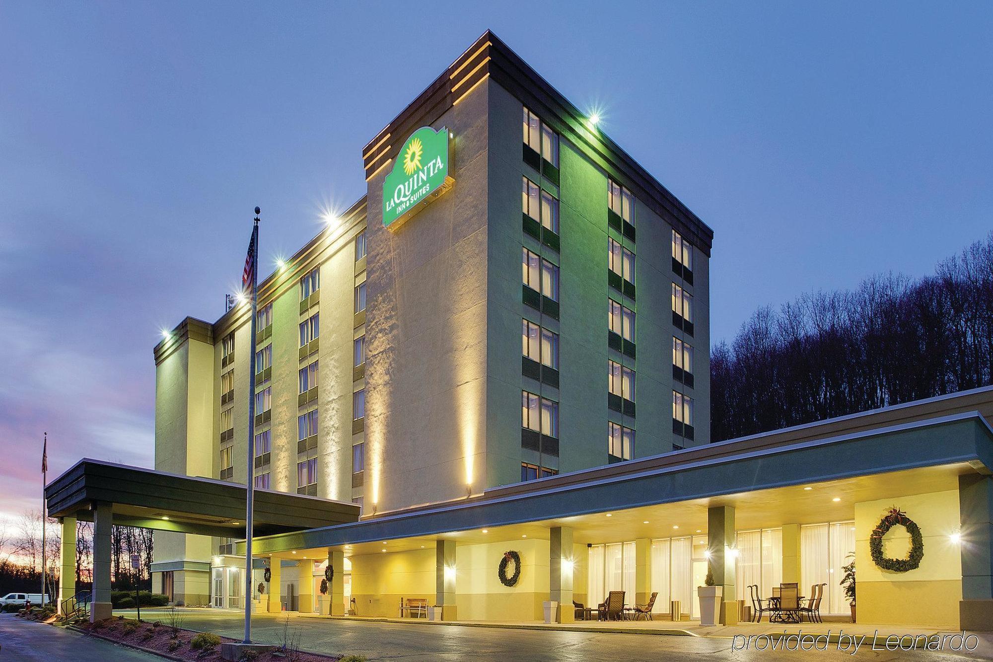 La Quinta Inn & Suites Pittsburgh North McCandless Township Exterior photo