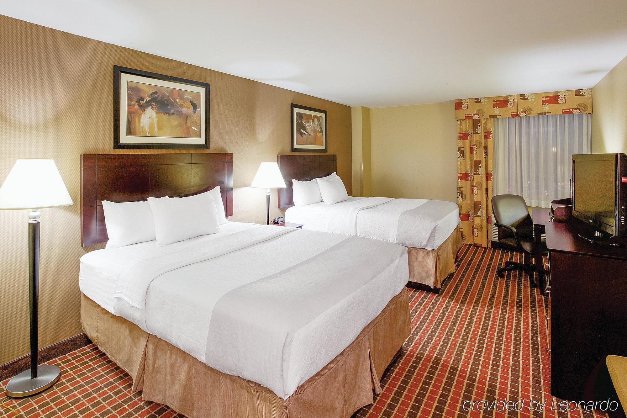 La Quinta Inn & Suites Pittsburgh North McCandless Township Exterior photo