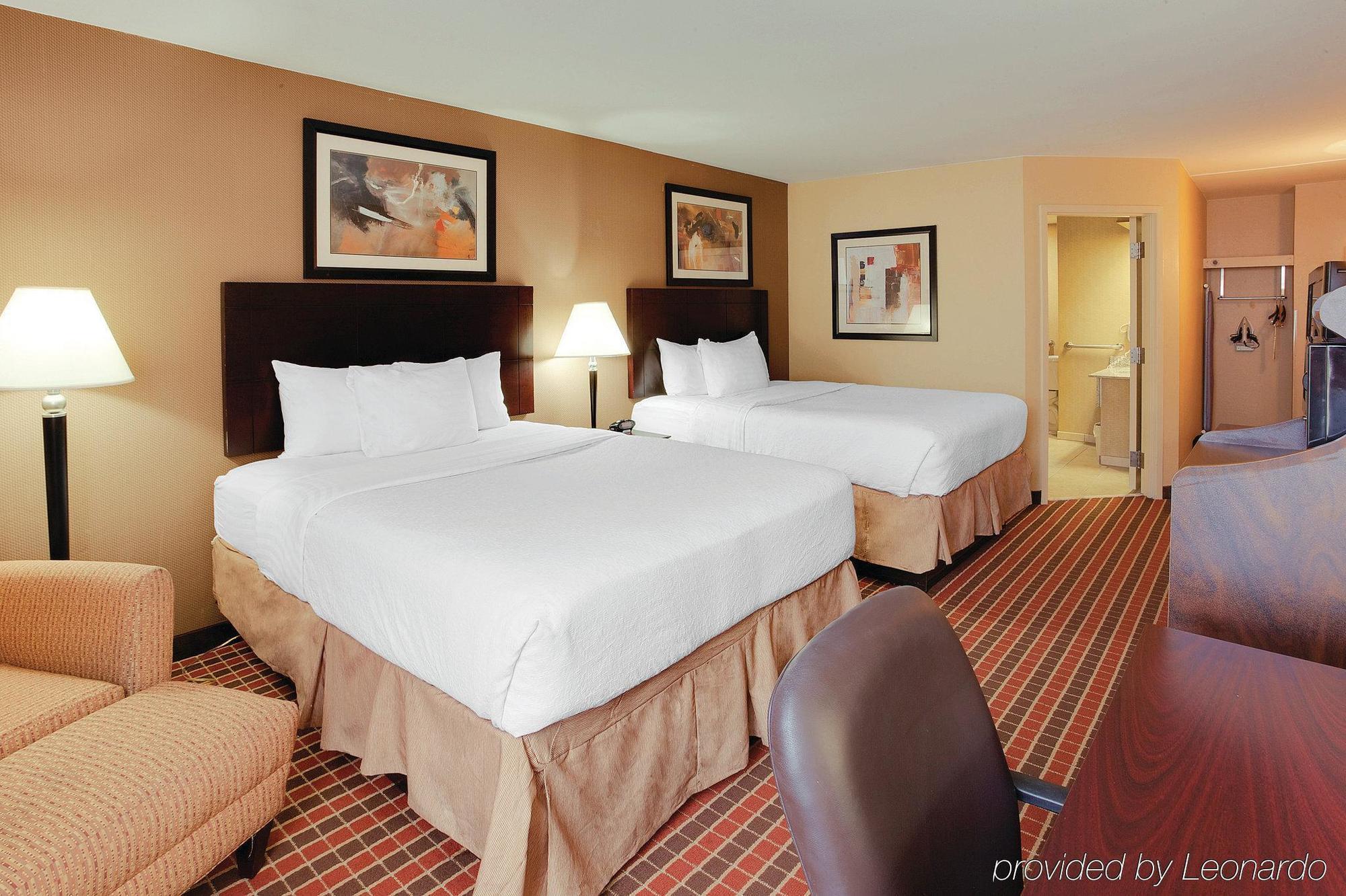 La Quinta Inn & Suites Pittsburgh North McCandless Township Exterior photo