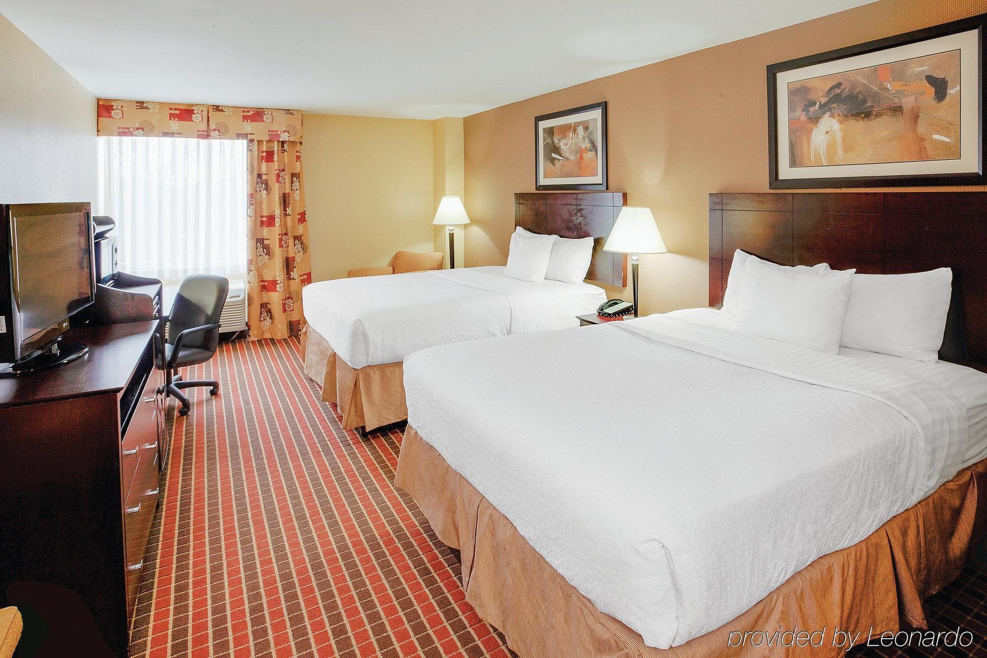 La Quinta Inn & Suites Pittsburgh North McCandless Township Exterior photo