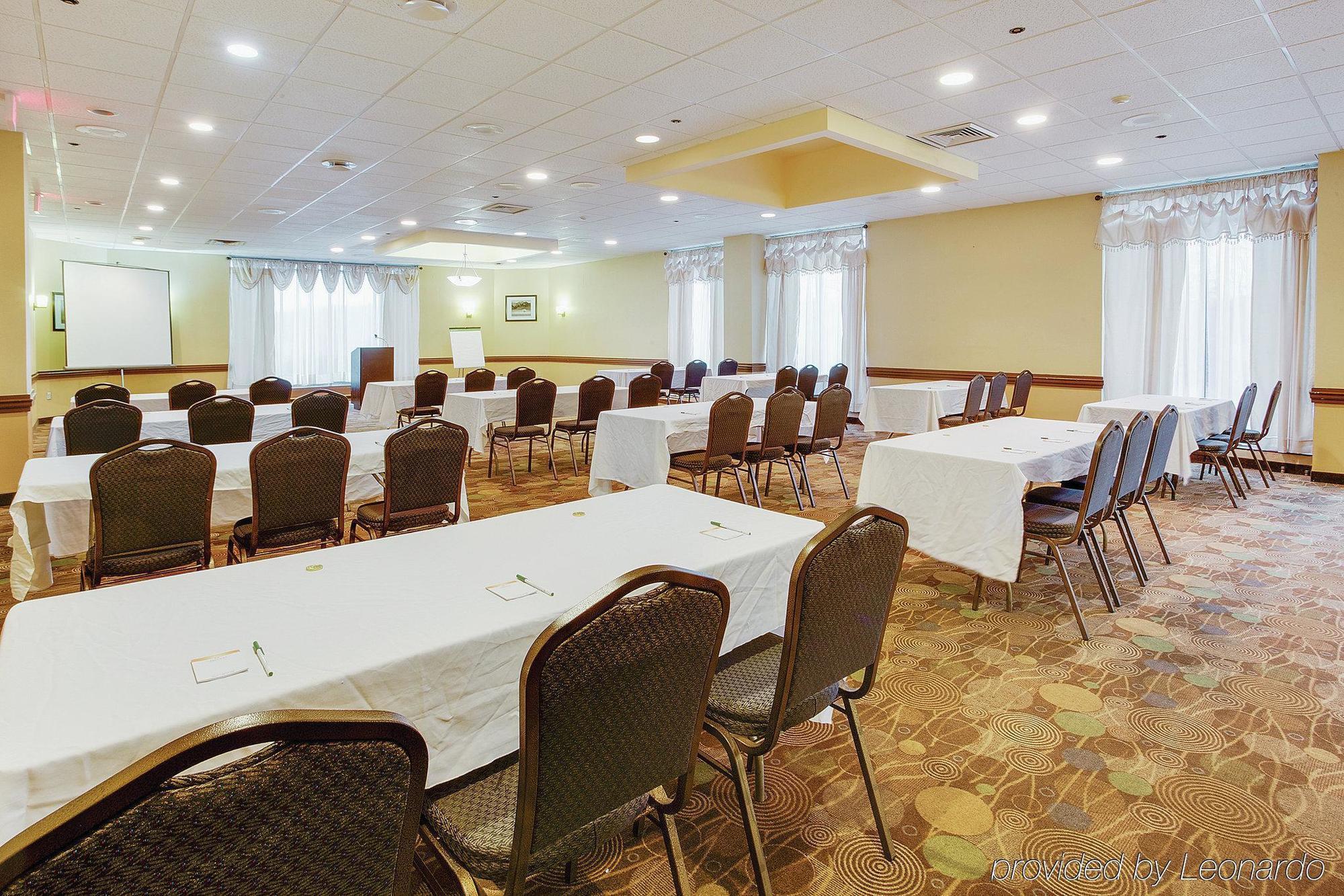 La Quinta Inn & Suites Pittsburgh North McCandless Township Exterior photo