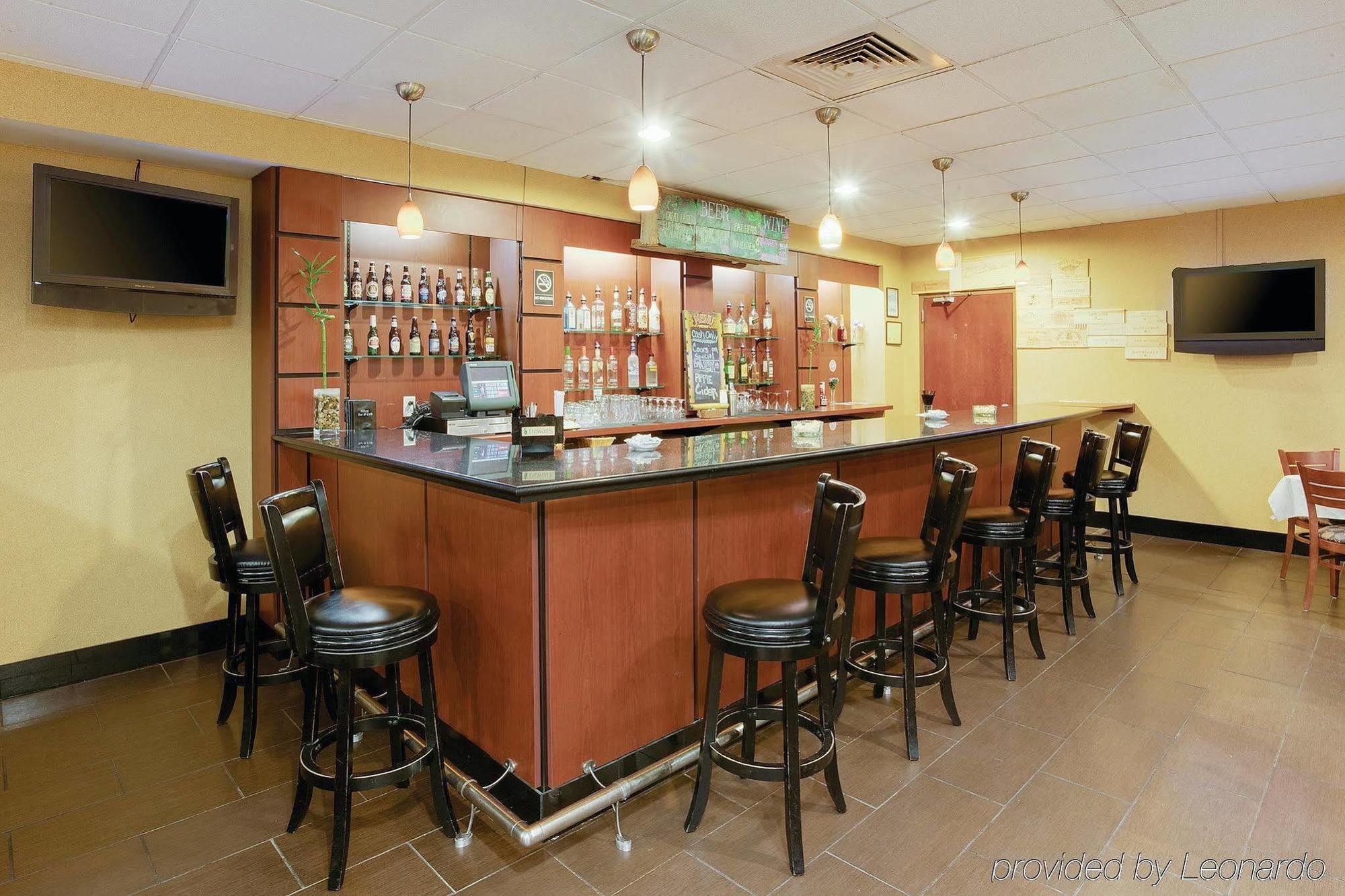 La Quinta Inn & Suites Pittsburgh North McCandless Township Exterior photo