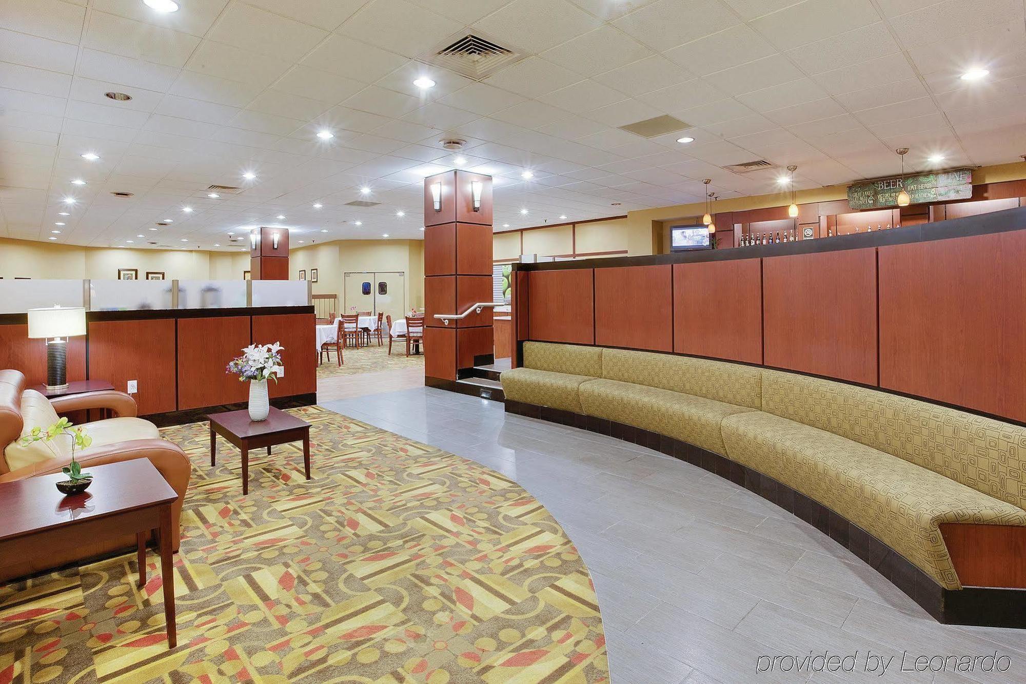 La Quinta Inn & Suites Pittsburgh North McCandless Township Exterior photo
