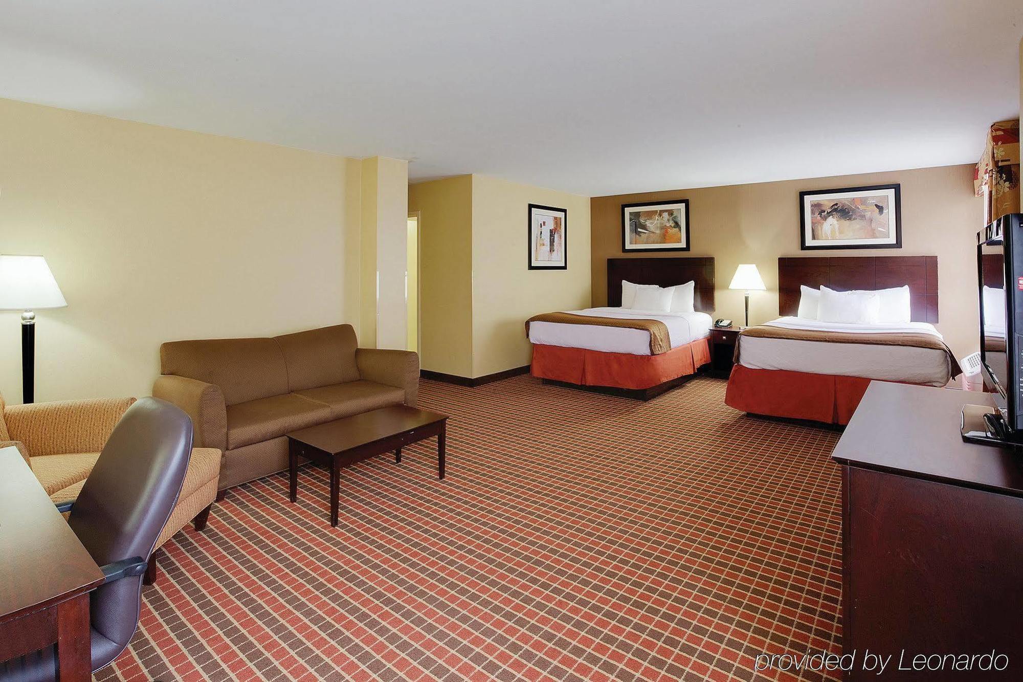 La Quinta Inn & Suites Pittsburgh North McCandless Township Exterior photo