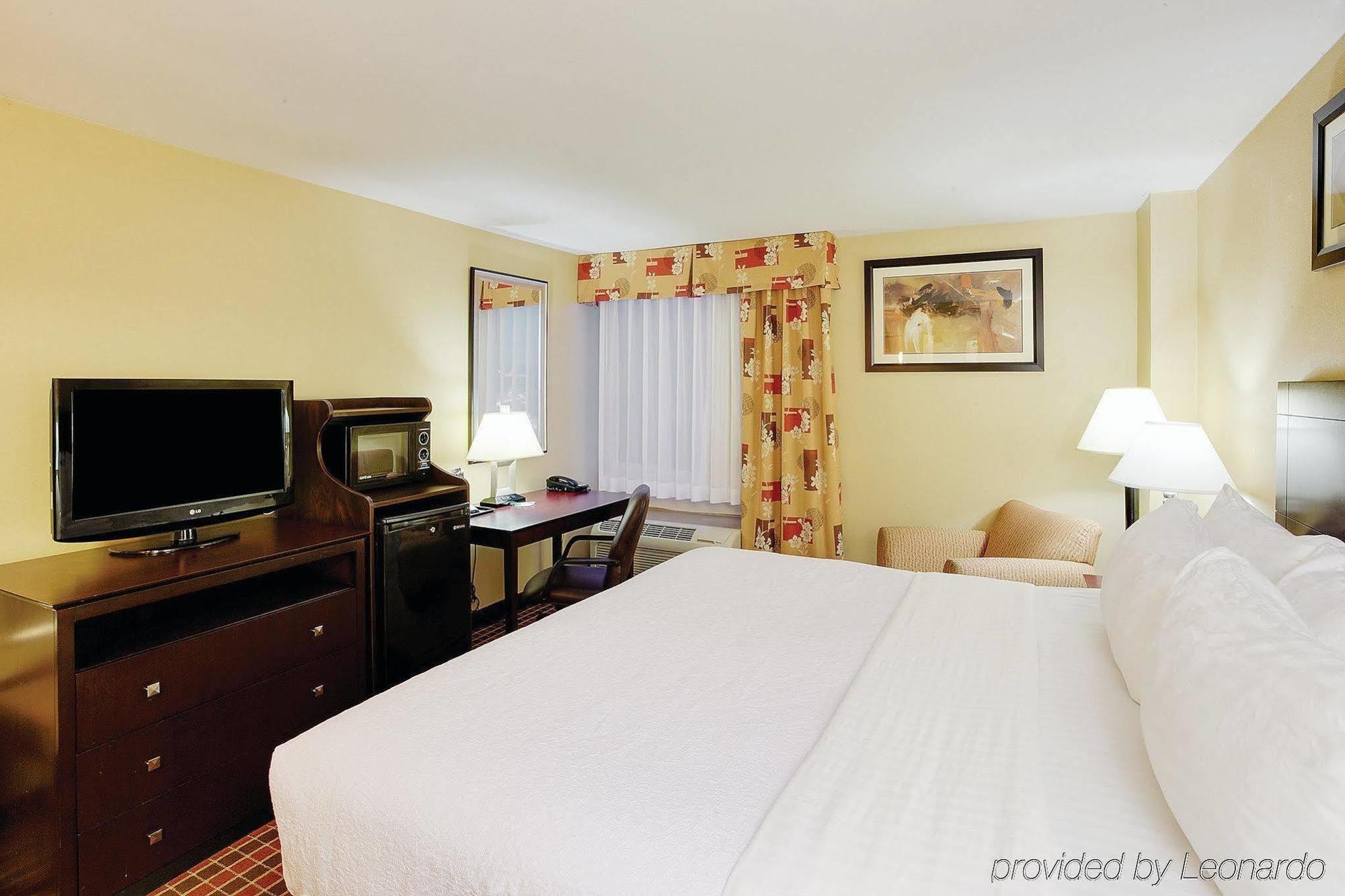 La Quinta Inn & Suites Pittsburgh North McCandless Township Exterior photo