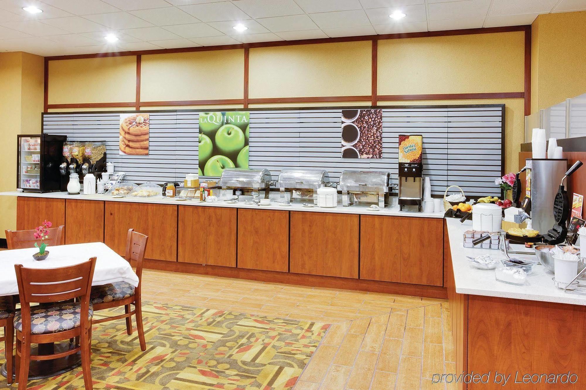 La Quinta Inn & Suites Pittsburgh North McCandless Township Exterior photo